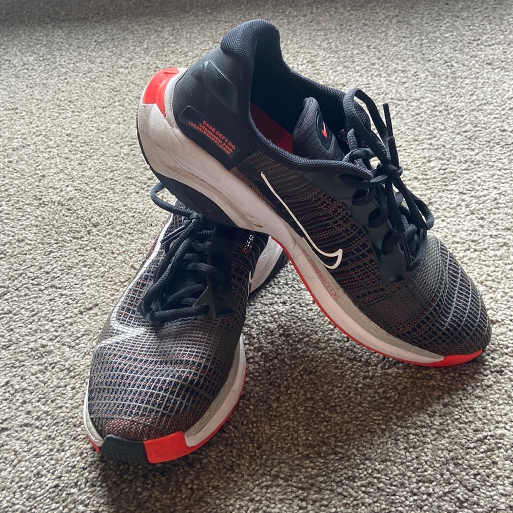 Women’s Nike zoom tennis shoe